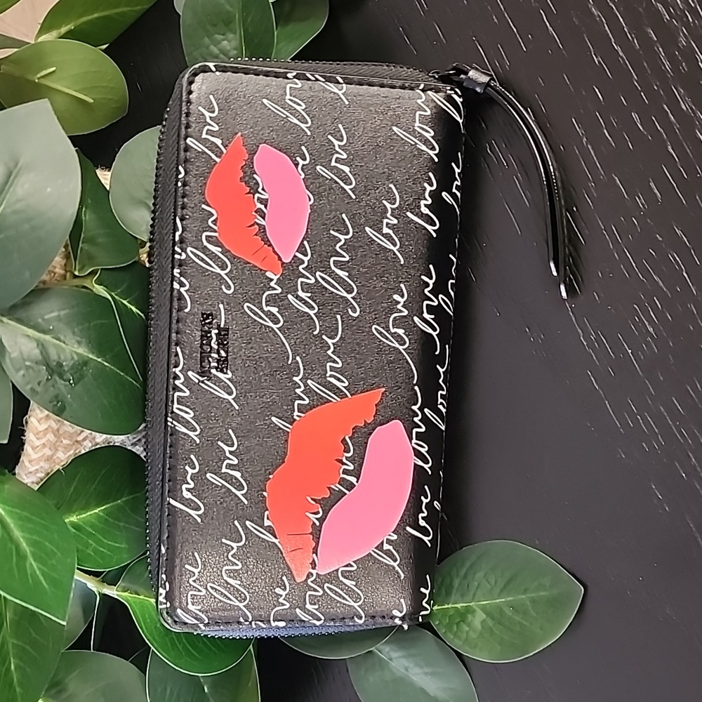 VICTORIA'S SECRET Love Kisses Zip Around Long Wallet Wristlet Lips Vegan Leather - Picture 3 of 13